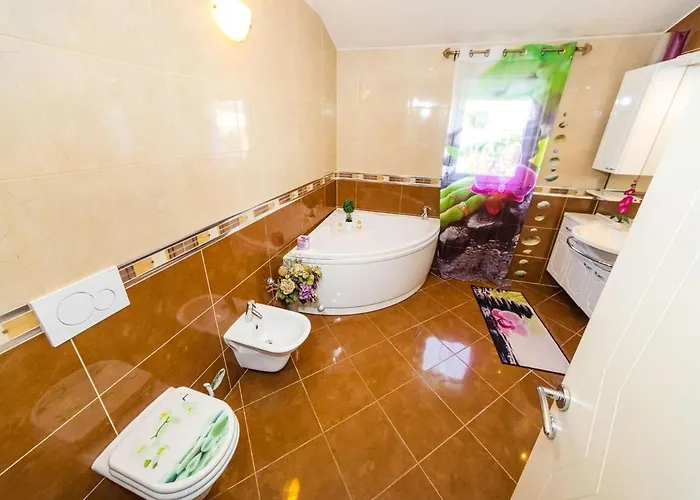 Luxurious In Dalmatia Near Sea