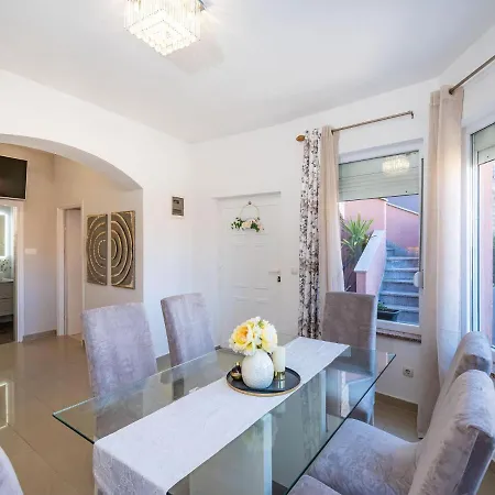 Luxurious In Dalmatia Near Sea Vila