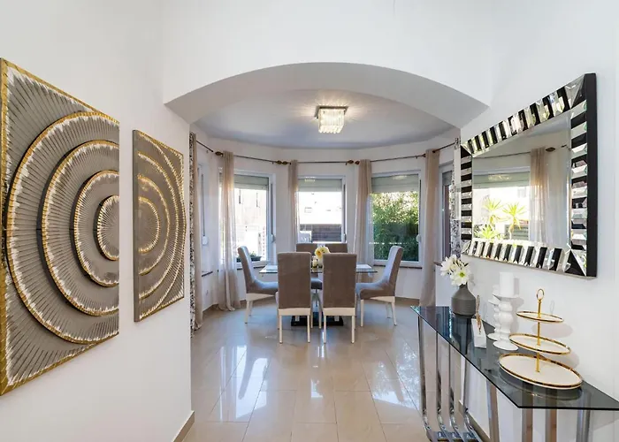 Luxurious In Dalmatia Near Sea