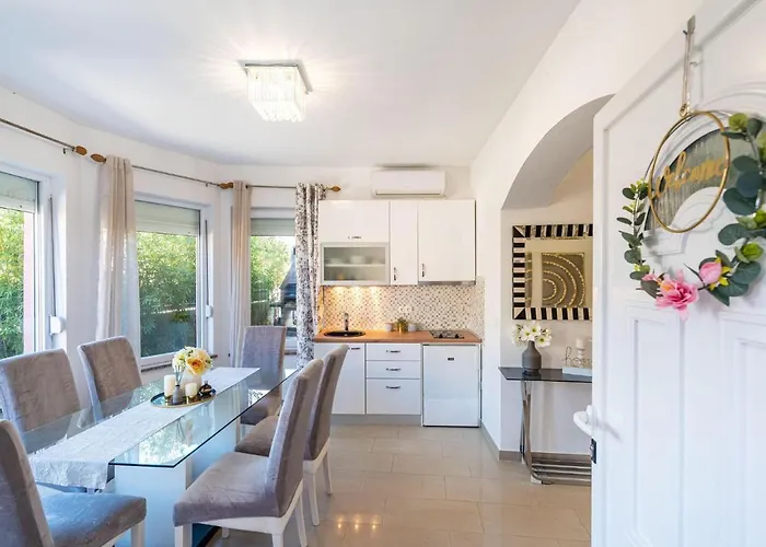 Luxurious In Dalmatia Near Sea *